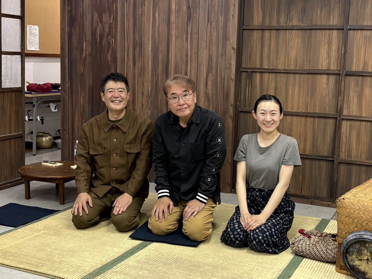 劇団道学先生主宰の #青山勝 です。
演出している「父と暮せば」（作　井上ひさし）の稽古場にて。
竹造役の佐藤正和さん、美津江役の中薗菜々子さんと。

佐藤さん主宰の青春の会の「父と暮せば」はもう四年目になります。
今年は中薗さんの故郷、広島県廿日市市での公演です😀