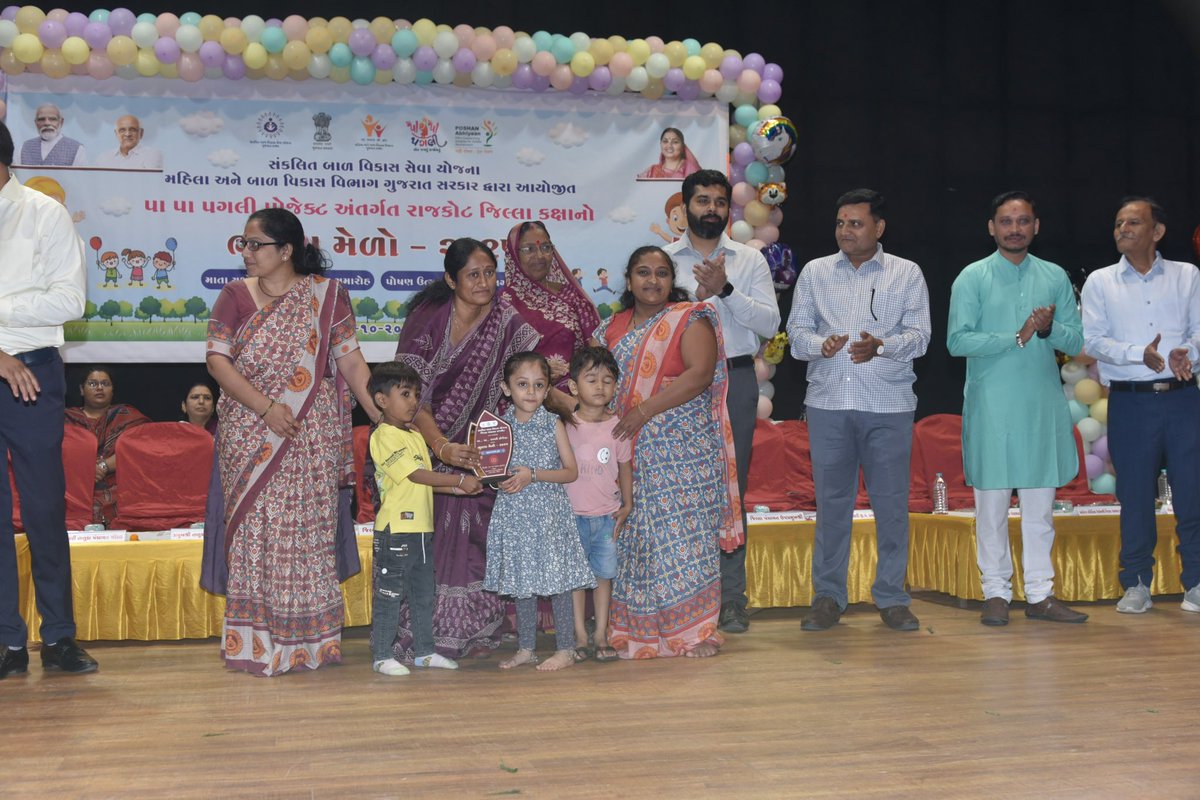 આજ રોજ રાજકોટ જિલ્લા કક્ષા ભૂલકાં મેળાં નું આયોજન ટાઉન હોલ ગોંડલ ખાતે યોજવામાં આવ્યો.જેમાં 3 થી 6 વર્ષ ના આંગણવાડી ના ભૂલકાં દ્વારા વિવિધ કૃતિ રજુ કરવામાં આવેલ તેમજ પોષણ ઊત્સવ  અંતર્ગત મિલેટ્સ અને ટી.એચ.આર માંથી બનાવેલ વાનગી નિદર્શનનું આયોજન કરવામા આવ્યું . <a href="/CMOGuj/">CMO Gujarat</a> <a href="/WCDGujarat/">Women & Child Development, Govt of Gujarat</a>