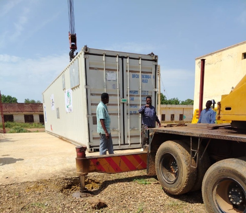 UNDP_Sudan's tweet photo. Happening now in #Rabak:

@UNDP’s oxygen PSA plant has safely arrived and is ready to serve hospitals across White Nile State.

With capacity to fill over 100 cylinders a day, the plant will boost access to life-saving medical oxygen, thanks to @GlobalFund support.

#HealthForAll https://t.co/Z7NIeYY35c