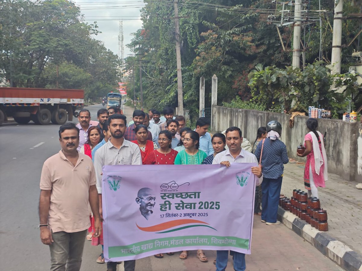 DO Shimoga Participated in the #SwachhataHiSeva Walkathon to spread awareness and inspire action towards cleanliness and hygiene. 💪🧹

Let’s keep walking the path of #SwachhBharat! 🇮🇳
#SwachhataHiSeva2025 #CleanIndia