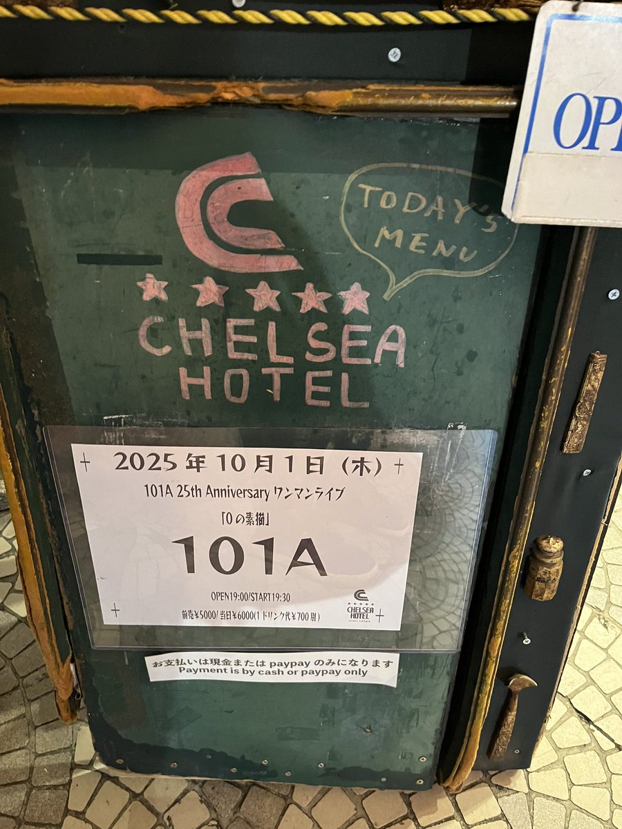 Heizo_Gaming's tweet photo. #101a 25thライブでした。
毎年10/1にワンマンがあるんですが、今年は特別感ありました。
ギターが聴こえた瞬間、涙出そうになった。やっぱり、ギターでnoahさんが暴れてる時の音が1番好き。
これからも、まだまだ演り続けて下さい。
素猫ちゃん含む歴代キャラエコバックは、入ってすぐ買いました😛 https://t.co/4pTsRTwvfm