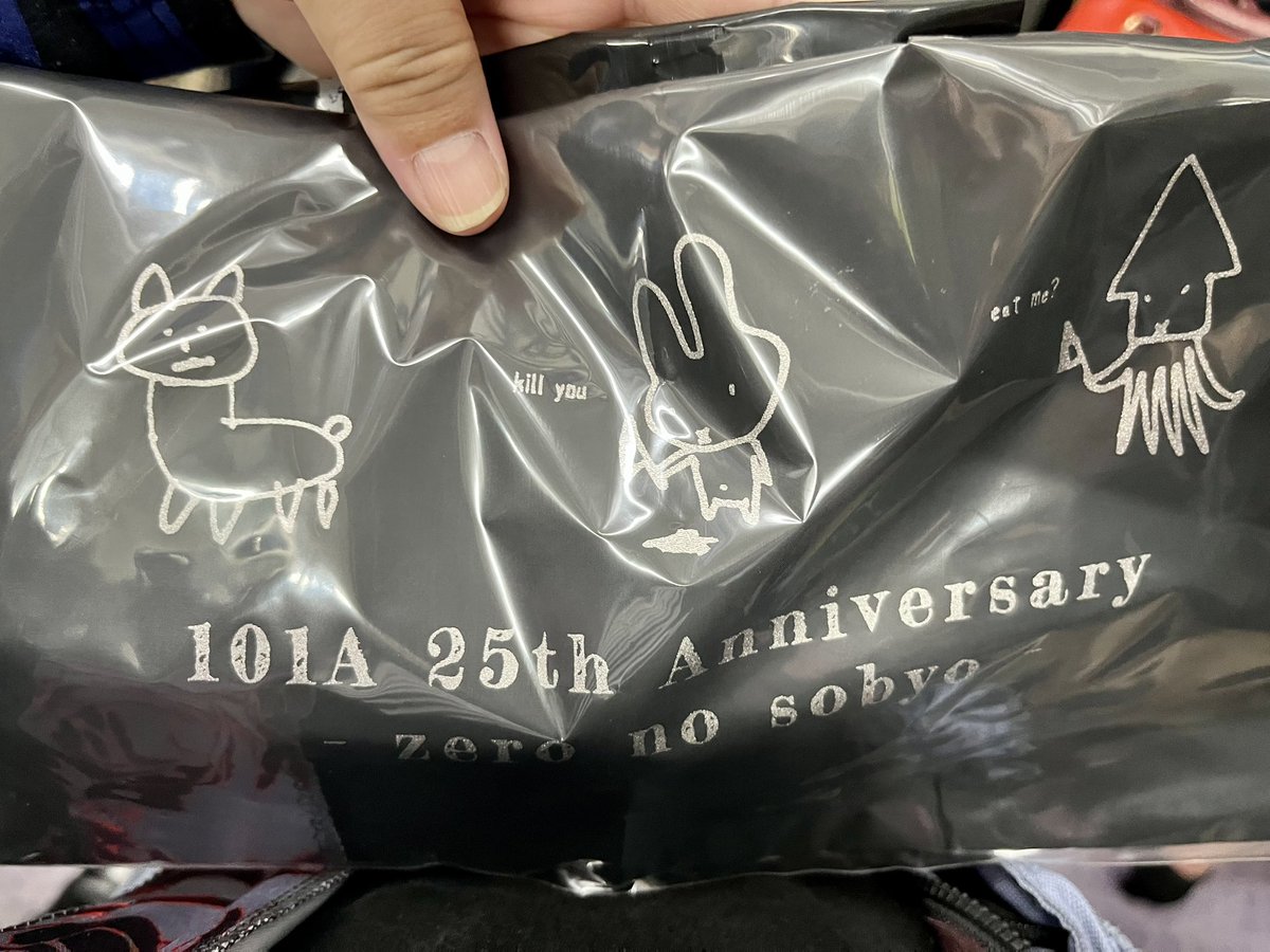 Heizo_Gaming's tweet photo. #101a 25thライブでした。
毎年10/1にワンマンがあるんですが、今年は特別感ありました。
ギターが聴こえた瞬間、涙出そうになった。やっぱり、ギターでnoahさんが暴れてる時の音が1番好き。
これからも、まだまだ演り続けて下さい。
素猫ちゃん含む歴代キャラエコバックは、入ってすぐ買いました😛 https://t.co/4pTsRTwvfm