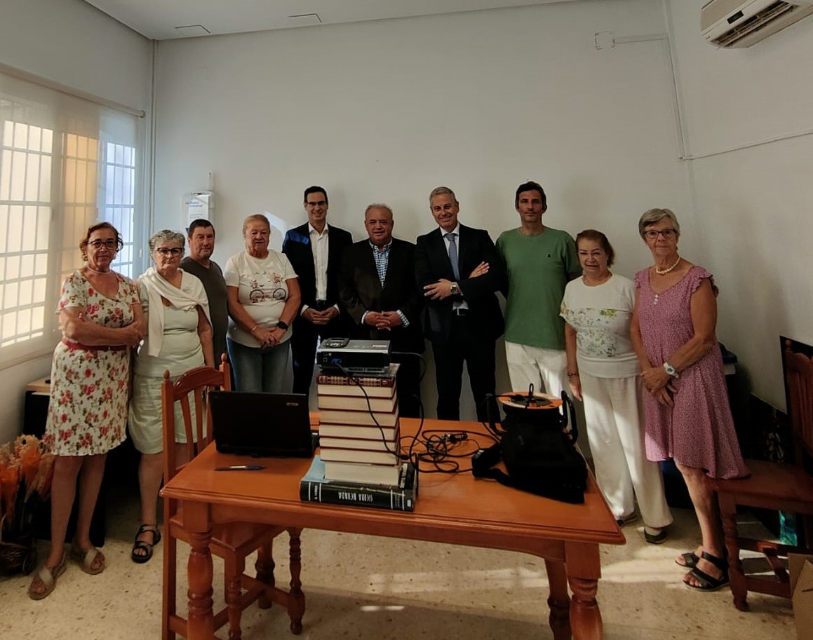 Lleva su formación a Torre del Mar  (Vélez-Málaga). Nos acompañaron, el concejal <a href="/AytoVLZ/">Ayto Vélez-Málaga</a>, Juan Fernández, y el directivo de <a href="/caixabank/">CaixaBank</a> en Málaga Este, Antonio Caballero. 🙏al 👨‍🏫 Adolfo Moyano, el 👨‍🎓👩‍🎓se blindó ante las fakenews
💪 <a href="/aprensamalaga/">Asociación de la Prensa de Málaga</a>
🤝 <a href="/diputacionMLG/">Diputación de Málaga</a>, <a href="/FundlaCaixa/">Fundación ”la Caixa”</a>