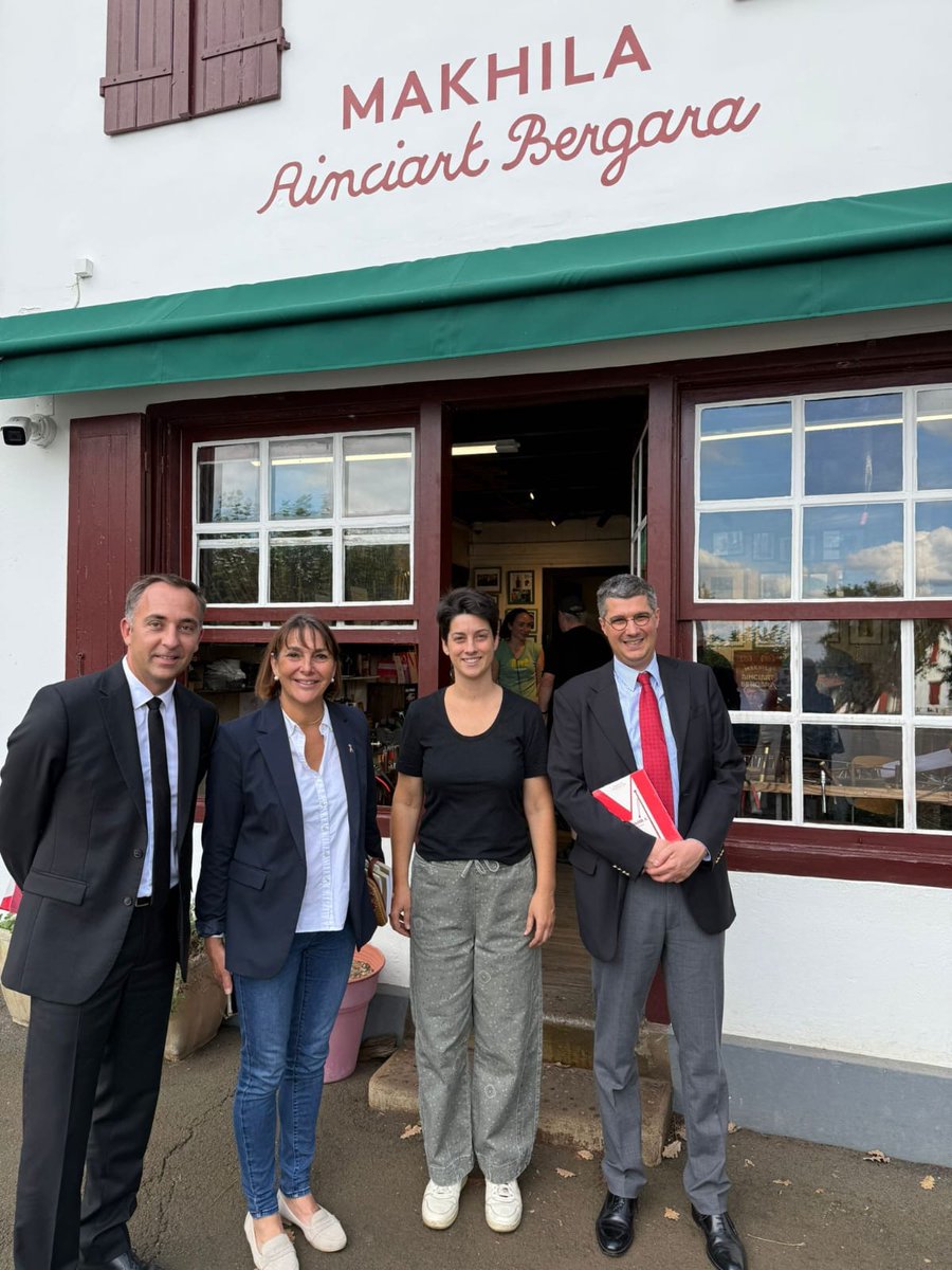 #MadeinFrance | Aujourd’hui à Larressore, le Préfet a visité la coopérative de mobilier contemporain Alki et l’atelier Bergara, fabricant du bâton de marche traditionnel basque, le makhila. Ces entreprises sont labellisées par l’État Entreprises du patrimoine vivant, comme 25