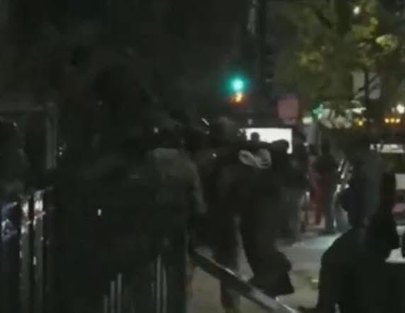 JOSEDAV66866214's tweet image. ‼️ÚLTIMA HORA: Agentes federales allanaron el interior de un edificio de apartamentos en Chicago utilizado como escondite de la banda terrorista de Maduro Tren de Aragua. 

‼️La operación utilizó casi 300 agentes y resultó en docenas de arrestos.
#TRUMP2024ToSaveAmerica