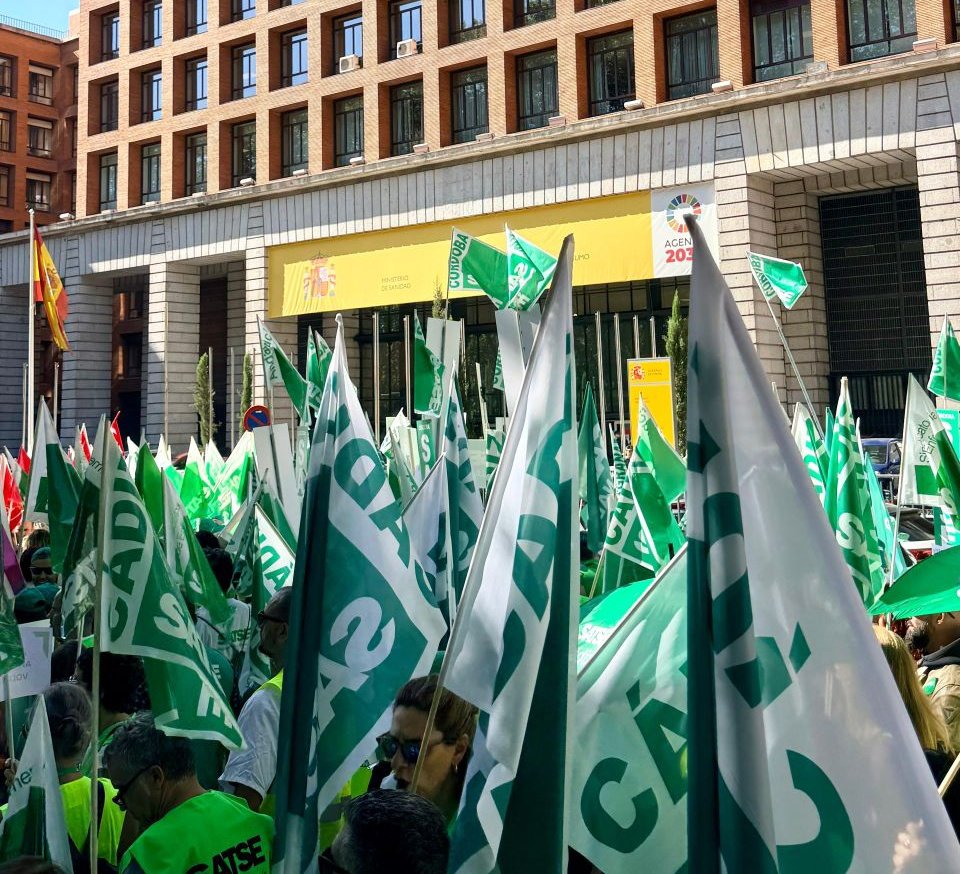✊Nos hemos concentrado hoy en Madrid para luchar por un Estatuto Marco justo para todos los #enfermeros, #enfermeras y  #fisioterapeutas, ¡defendiendo nuestros derechos! #EstatutoParaAvanzar