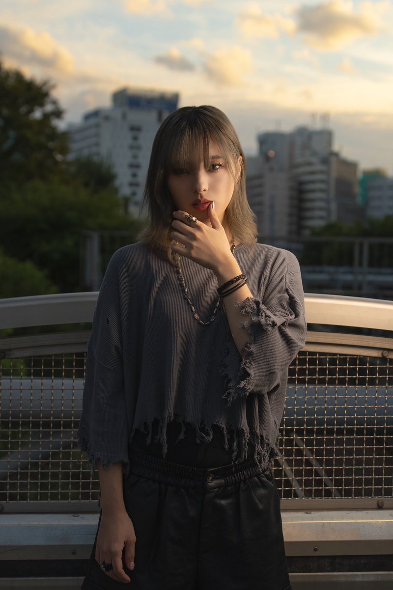 街と夕空に溶け込む一瞬。光と影の狭間で、素の表情が最も強く映る。

使用機材
Sony α7Ⅳ
SAMYANG AF35-150mm f2-2.8 FE
JINBEI HD-250Max
SMDV Flip beauty 24
Missin スーパーライトスタンド LS-65C G2a