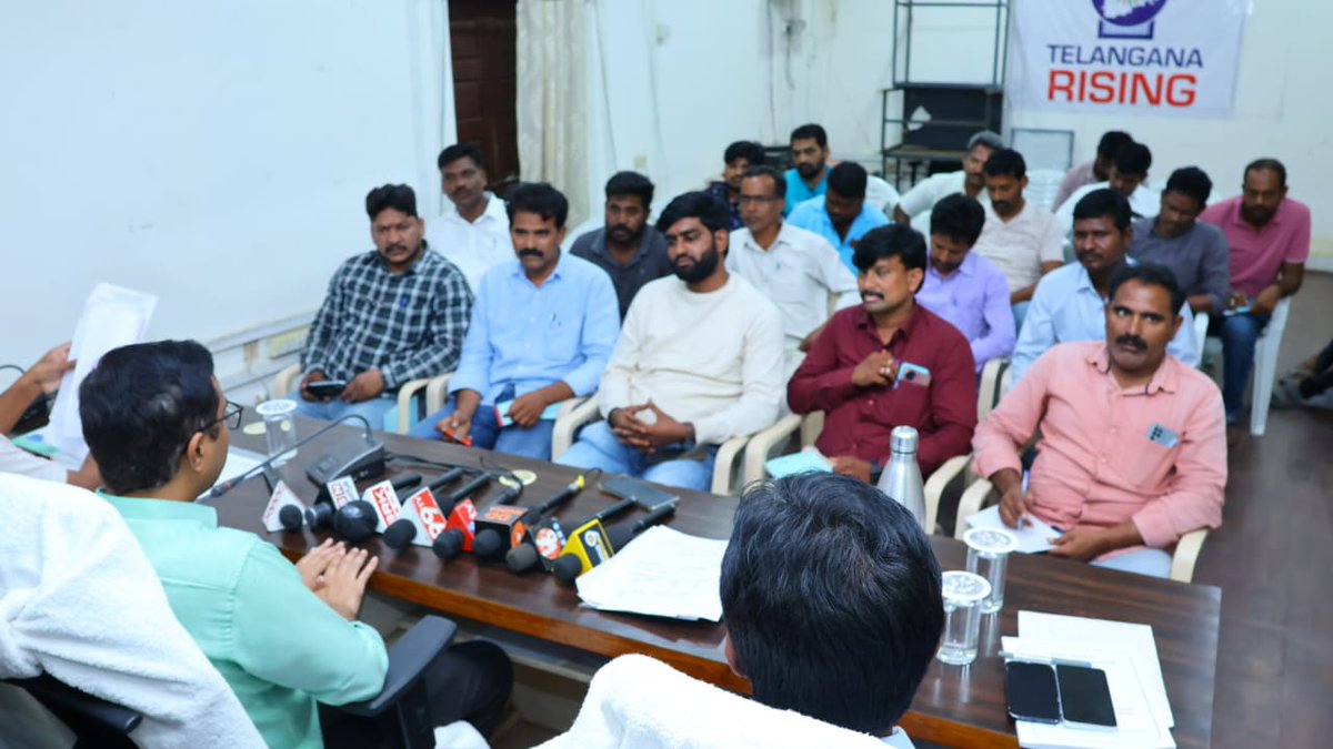 స్థానిక సంస్థల ఎన్నికల నిర్వహణపై నిర్వహించిన మీడియా ప్రతినిధుల సమావేశంలో జెడ్పీటీసీ, ఎంపీటీసీ, గ్రామ పంచాయతీల ఎన్నికలను పకడ్బందీగా నిర్వహించేందుకు జిల్లా యంత్రాంగం అన్ని చర్యలు చేపట్టినట్లు గౌరవ జిల్లా కలెక్టర్ గారు  తెలియజేశారు
<a href="/TelanganaCMO/">Telangana CMO</a> 
<a href="/TelanganaCS/">Office of Chief Secretary, Telangana Govt.</a> 
<a href="/IPRTelangana/">IPRDepartment</a>