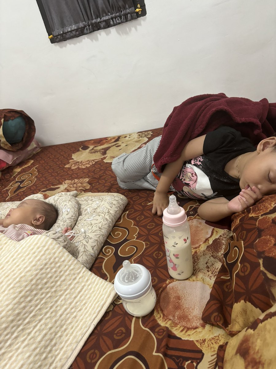 lisipj's tweet photo. Nikmat yg menitikkan air mata
Lagi sibuk tidurin adeknya si kakak tbtb dtg
👶: mama peluk
(Tangan gendong adek jadinya gabisa)
👩‍🦰: tunggu ya kak bunda tidurin adek dulu 
👶: ga lama keluar air mata tp nangis pelan sampe ketiduran
👩‍🦰: (🥹cuma bisa bengong haru sedih campur aduk) https://t.co/ABPwJN86Pg