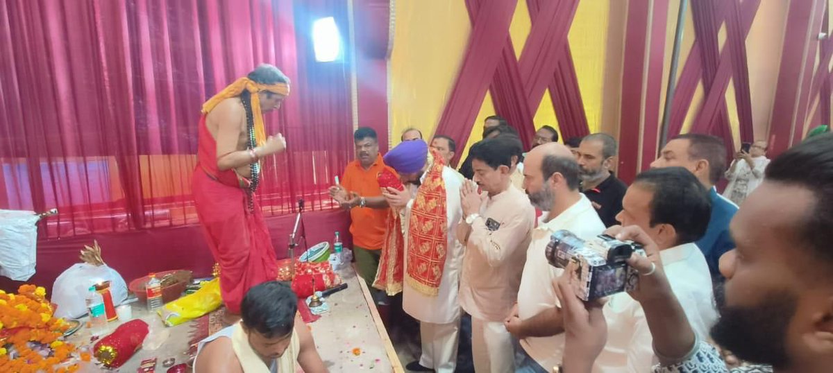 गांधीनगर विधानसभा में पुरबा दिल्ली काली बारी सोसाइटी व श्री ऋषि राय जी द्वारा आयोजित भव्य दुर्गा उत्सव में उपस्थित रहा।

माता रानी की अनुकंपा हम सभी पर सदैव बनी रहे, माँ सभी के जीवन में सुख, शांति और समृद्धि का संचार करें।

इस दौरान पूर्व निगम पार्षद श्री सुरेंद्र शर्मा जी,