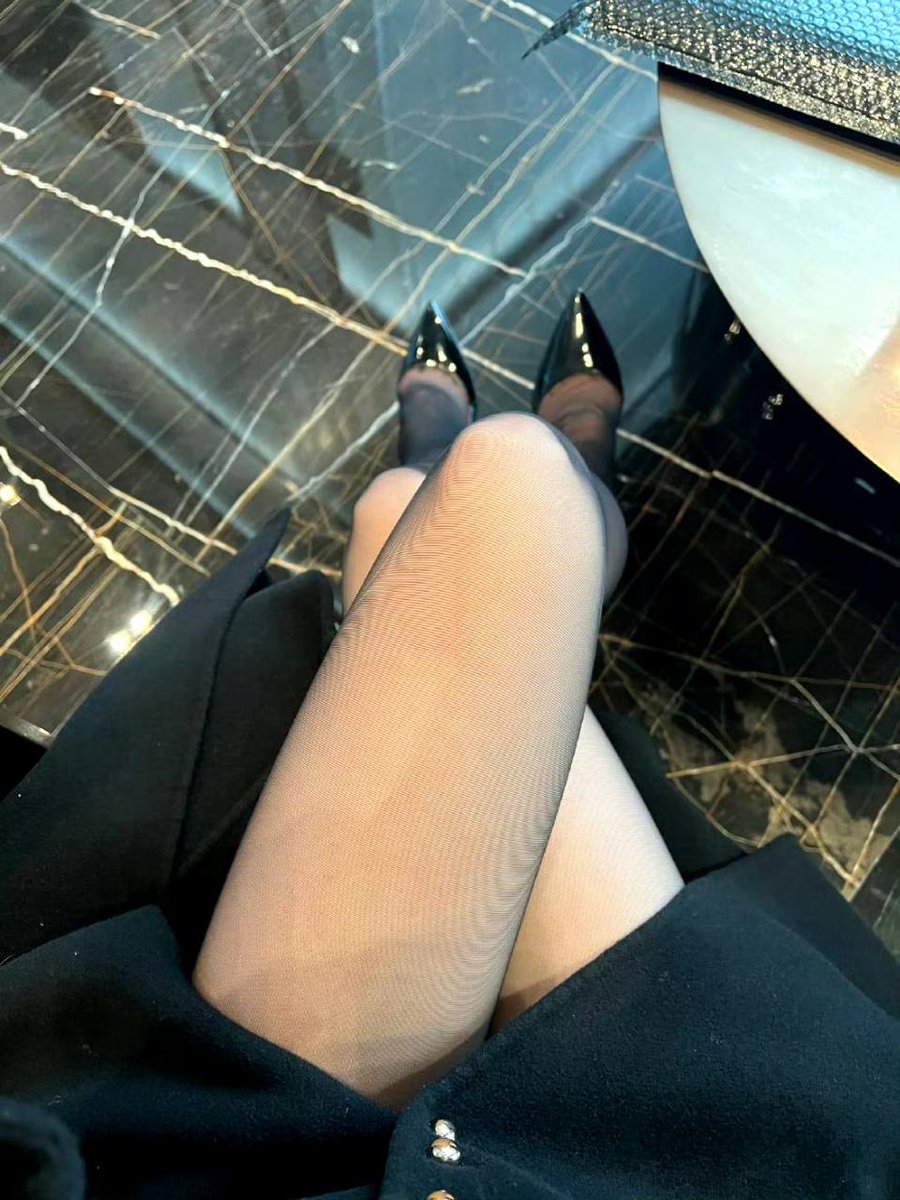 lushi818's tweet photo. 穿着高跟鞋在人流中被挤来挤去，为什么每次放假都这么这么这么多人啊？？？

穿了一天的丝袜，有没有小弟弟想来闻一下的，被我这个脚踩一下应该能让你秒射 https://t.co/WOarpkNpng