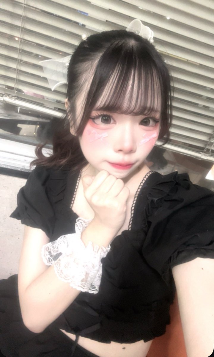 難波メレさんにてiDOL-illusion
ありがとうございました🤍
やばーいめっちゃ楽しくて終始笑顔だった!!
次は4日ポンバシ解放区11:20-待ってる🌟

明日20時くらい？からTiktok配信するからよかったらきてねん(*´˘`*)♡
写真盛れた気がする📸