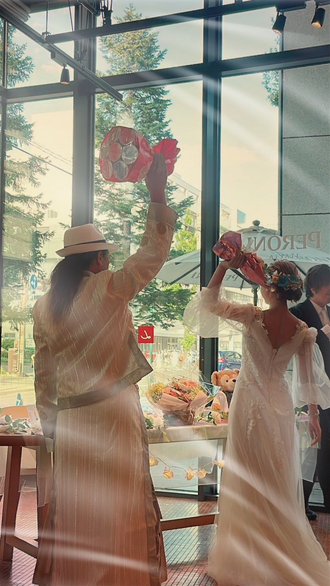 cxtxtxxx's tweet photo. 先日は私たちのwedding partyにお越しいただき、本当にありがとうございました💒💐.*.ﾟ

1日があまりにもあっという間でした🕊️

そして今までの人生で1番楽しかった日でした🤝💞

大切な人同士が笑い合ってるって
本当にしあわせなこと🍀*゜

ずっとずっとこれからも
大切にさせて下さい🌼*ﾟ https://t.co/HYLT3kmEZd