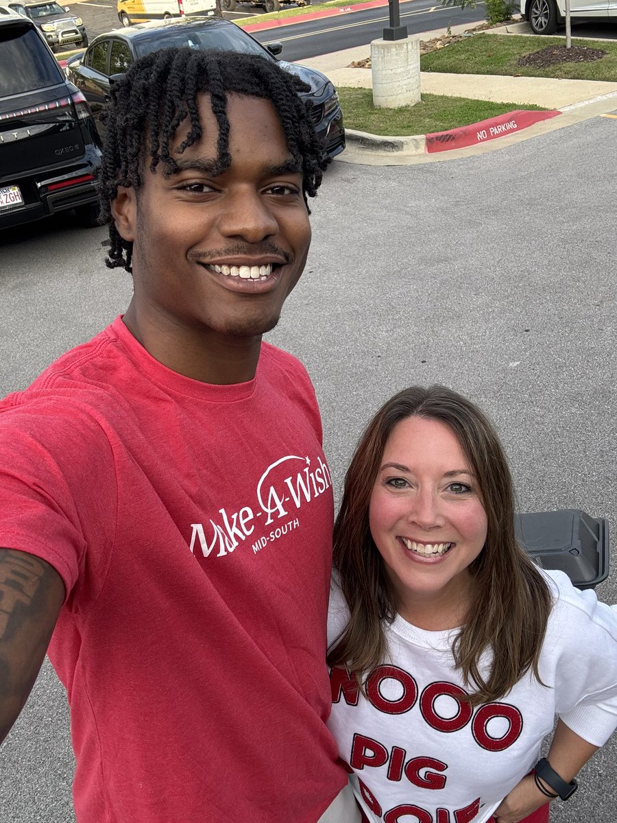 CondraCasey's tweet photo. WoooPig Wishes! Thanks to the Bball Hogs for supporting Make-A-Wish. Excited for the season. https://t.co/VpmerLpQtf
