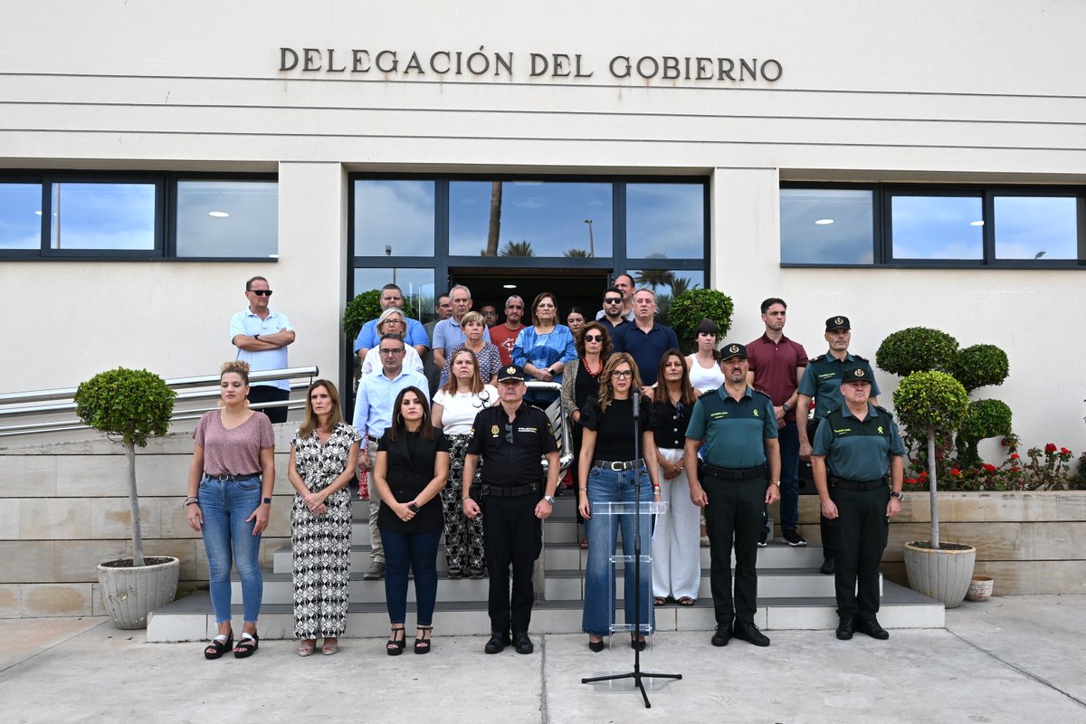 Delegación del Gobierno en Melilla (@deleggobml) on Twitter photo ⚫️ La Delegación guarda un minuto de silencio en repulsa por el asesinato machista de Katherine Yuliet en Sevilla
💬 <a href="/sabrinamohh/">Sabrina Moh 🌹</a>: “Debemos ser conscientes, prevenir y trabajar juntos se trata de un problema de toda la sociedad ”
📎 mpt.gob.es/portal/delegac… ⚫️ La Delegación guarda un minuto de silencio en repulsa por el asesinato machista de Katherine Yuliet en Sevilla
💬 <a href="/sabrinamohh/">Sabrina Moh 🌹</a>: “Debemos ser conscientes, prevenir y trabajar juntos se trata de un problema de toda la sociedad ”
📎 mpt.gob.es/portal/delegac…