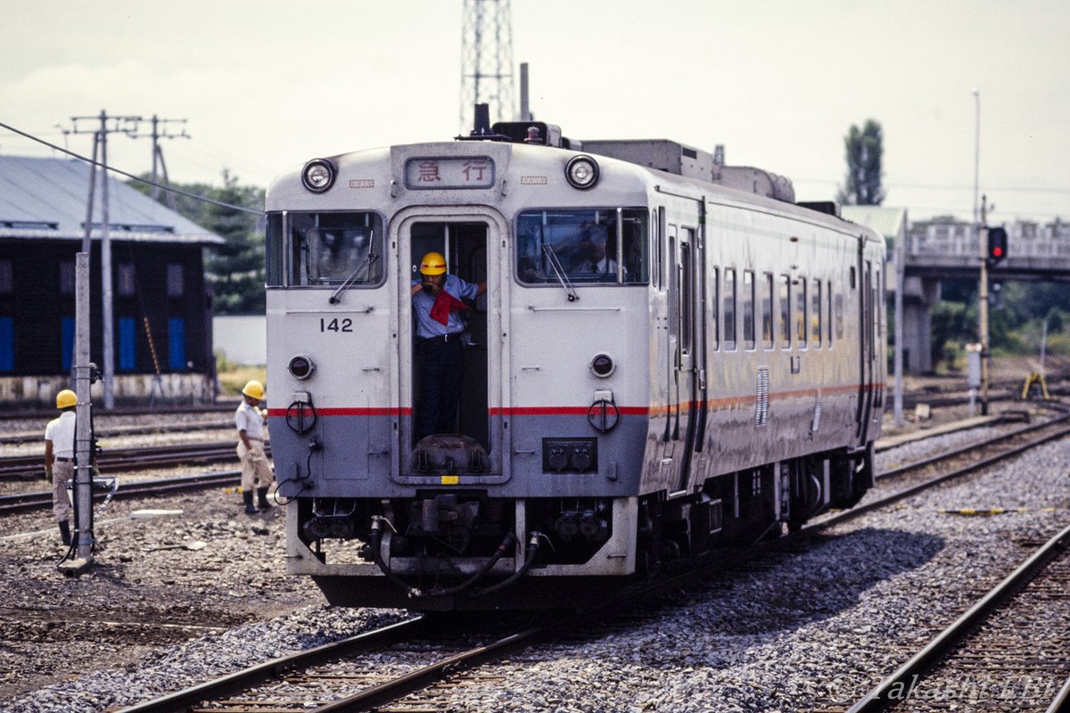 ebiphotonetwork's tweet photo. 深名線で名寄駅へ戻ると札幌行き急行「宗谷」が入線。稚内方にキハ56二両増結して、さらに名寄駅で旭川方にキハ400一両増結作業をしておりました。夏休みということもあって乗客は多くいましたね。ちなみに当時は道央道が旭川鷹栖ICまで延伸したての頃。
#宗谷本線 #急行宗谷 #キハ400 #キハ56 #名寄駅 https://t.co/kDVLeBWhVp