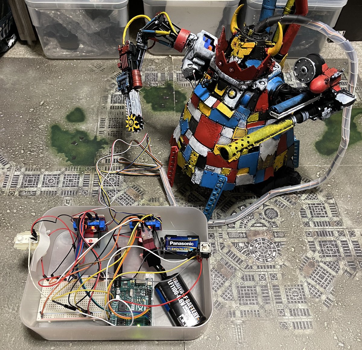 A_CometHeart's tweet photo. ( 。^ω^。)ノ 「ウォーキングストンパ」のリモコンを、Arduinoマイコンにジャンク品の部品やらを繋いで新調しました♪
#ウォーハンマー #warhammer #WarhammerCommunity #warhammer40k #ork #stompa #Arduino #電子工作
https://t.co/wP2Mr3Z0UE https://t.co/zt96I1OO6S