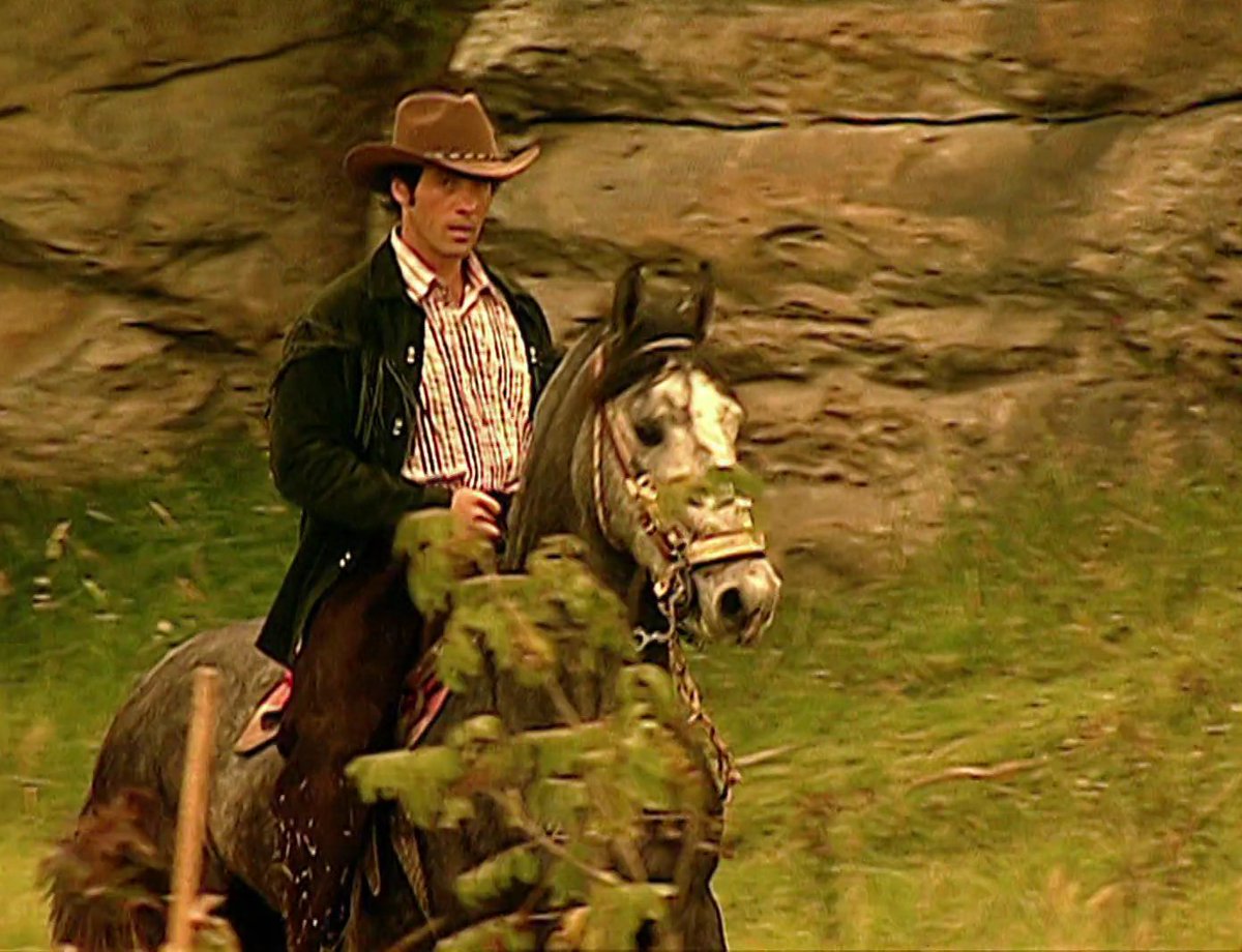 PasdeGavilanes's tweet photo. #PasiónDeGavilanes #PDG83 Fernando decide seguir a Sarita en una de sus salidas por los terrenos. https://t.co/eR440zn58c