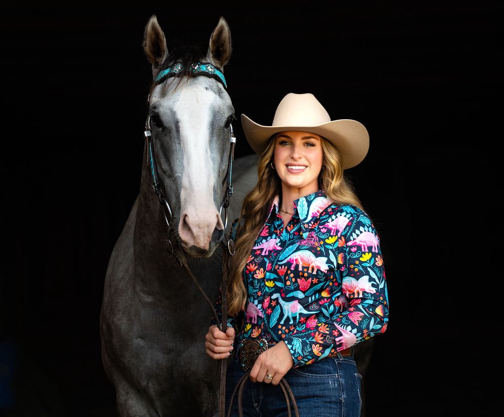 AfterFinishLine's tweet photo. Meet BEACH VEGGIES, a 4y/o #Calbred OTTB competing in Barrel Racing at @RRP_TBMakeover Oct 8-11. Earned $2K racing at Los Al, GGF, Fair tracks. Lives in TN. Eligible for $5K Top-Placed Cal-Bred Award & reimbursement of entry/schooling/stall fees sponsored by Georgia B Ridder Fdn. https://t.co/hNWeNN0n5p