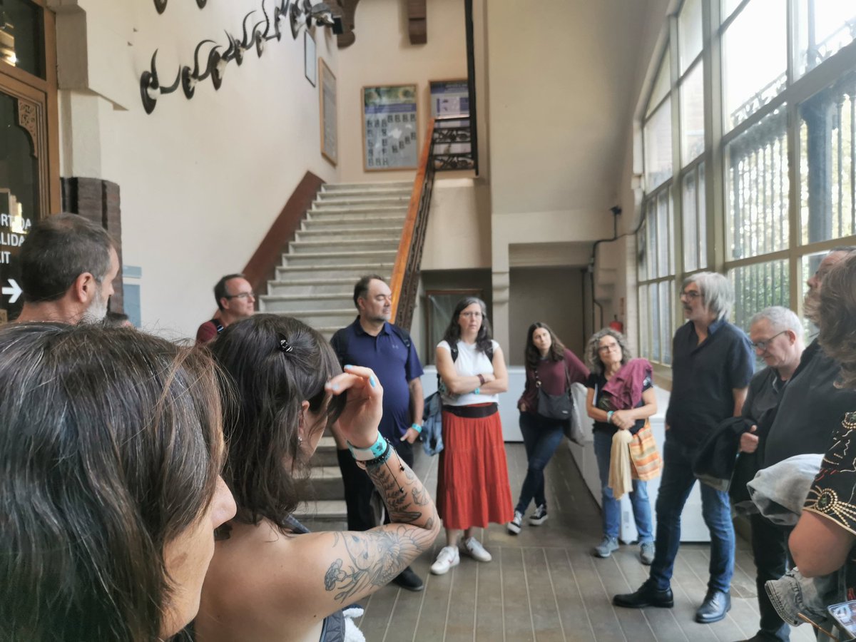montsevolcanica's tweet photo. Quin luxe la visita al Castell dels Tres Dragons i la biblioteca del #MCNB. Moltes gràcies @miguelnavasf 🤗
#DocAmbCat https://t.co/DNOjX6Ddxl