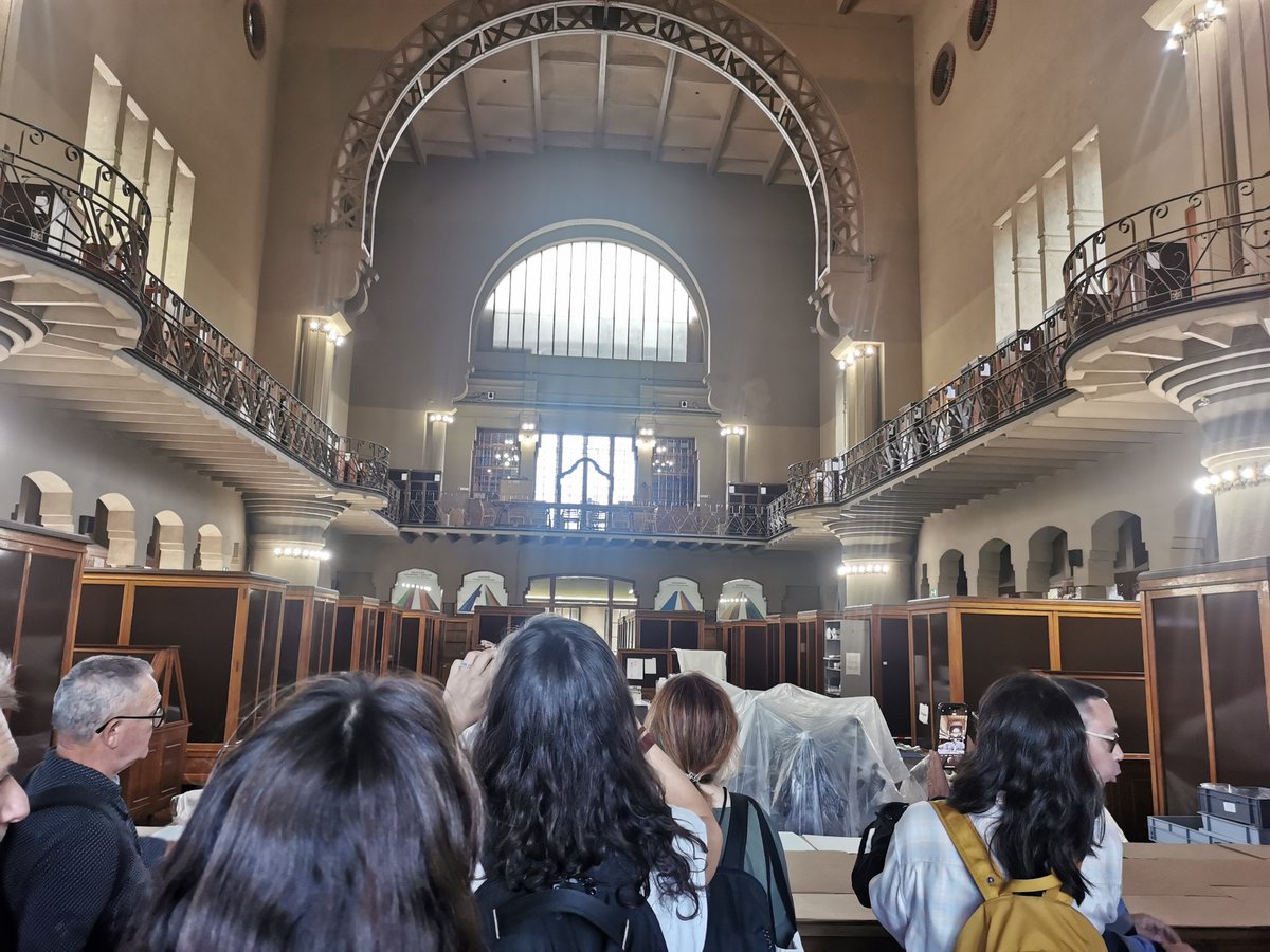 montsevolcanica's tweet photo. Quin luxe la visita al Castell dels Tres Dragons i la biblioteca del #MCNB. Moltes gràcies @miguelnavasf 🤗
#DocAmbCat https://t.co/DNOjX6Ddxl