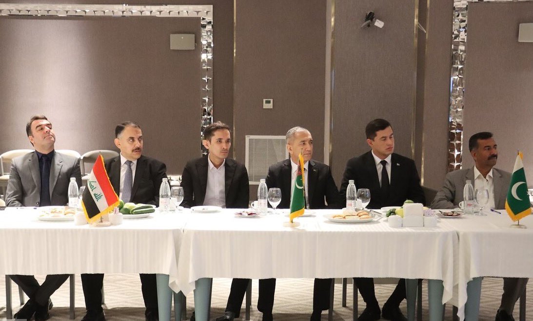 kargar56's tweet photo. به بهانه «هفته گردشگری»
در جمع نمایندگان کنسولگری‌های کشورهای همسایه از «نقش #فرش در دیپلماسی گردشگری» گفتم. https://t.co/Bq71mayV9T