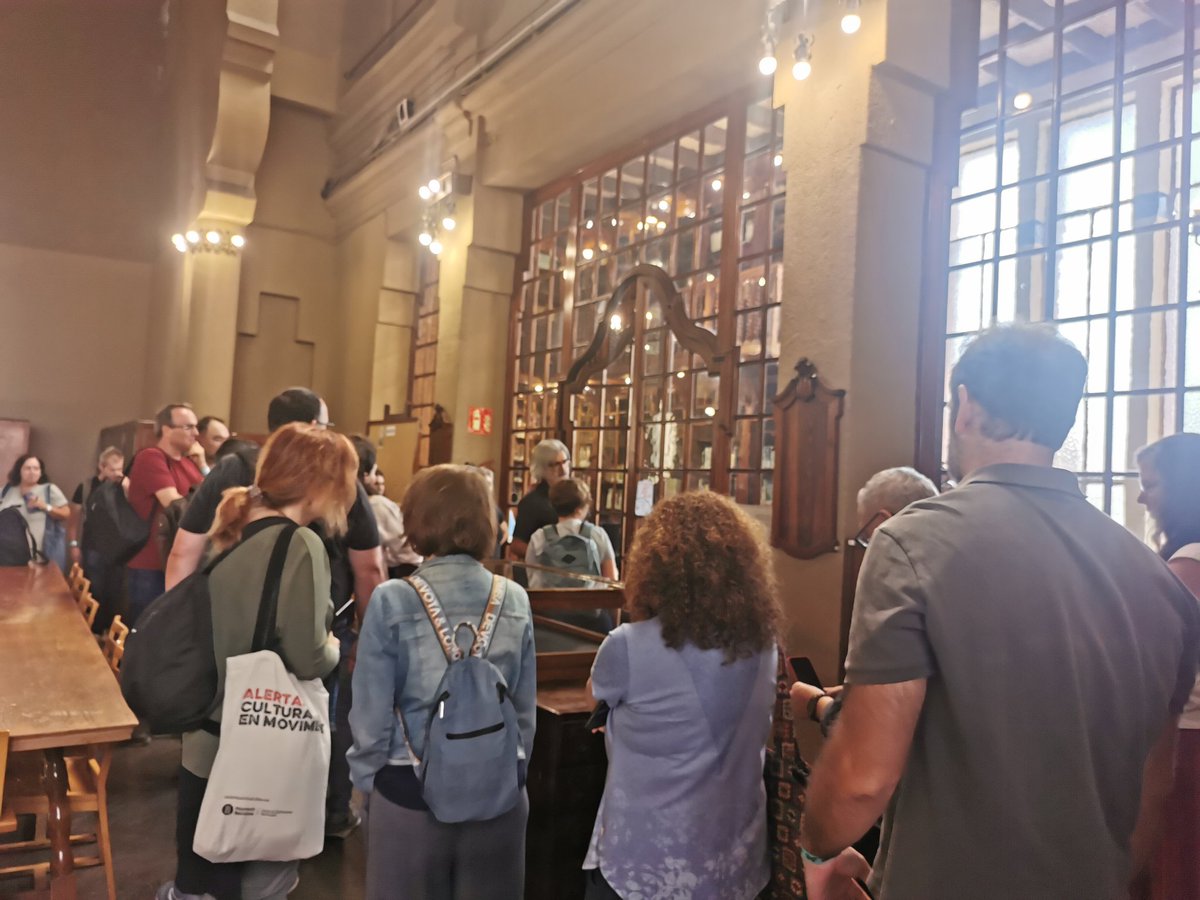 montsevolcanica's tweet photo. Quin luxe la visita al Castell dels Tres Dragons i la biblioteca del #MCNB. Moltes gràcies @miguelnavasf 🤗
#DocAmbCat https://t.co/DNOjX6Ddxl