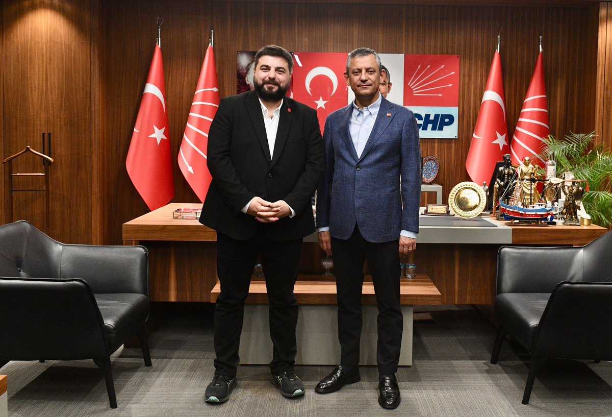 Genel Başkanımızı İstanbul Çalışma Ofisi'nde ziyaret ettik.

Başkaları meşruiyetlerini yabancı ülkelerde arayadursun; başka siyasi partiler ve liderleri zırva kabilinden "gayrı ahlaki" şekilde bizlere saldıradursun; biz en meşru yerde, sokakta, halkın arasındayız!

Bu akşam