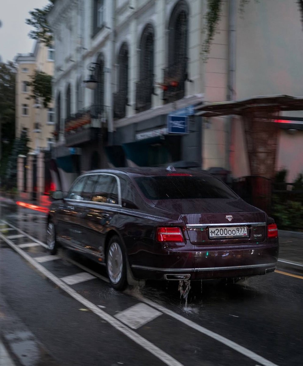 pashaonesid's tweet photo. Был замечен ещё один гражданский автомобиль премиум-класса #aurus Senat, российского производства. Как оказалось, принадлежит он Филипу Киркорову. Ну цвет же пушка... https://t.co/trDPUVzHsb
