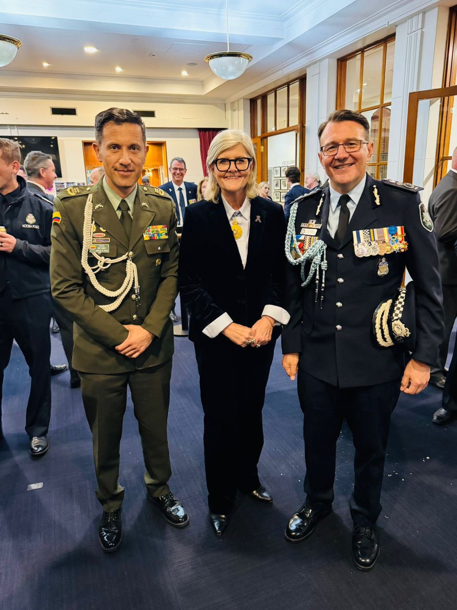 PoliciaColombia's tweet photo. 🇦🇺👮‍♂️ En el marco del National Police Remembrance Day en Canberra, la Agregaduría de Policía de Colombia en Australia recibió un espacio especial por parte del Comisionado de la @AusFedPolice mediante una ofrenda floral en homenaje a nuestros héroes caídos en cumplimiento del deber. 🕊️🇨🇴

Este reconocimiento refuerza nuestra presencia y cooperación internacional, así como el respeto a la memoria de quienes entregaron su vida por la seguridad.

#CooperaciónInternacional