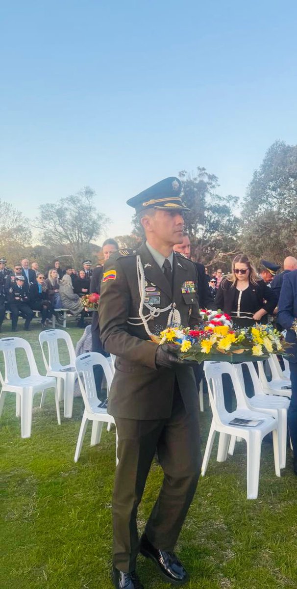 PoliciaColombia's tweet photo. 🇦🇺👮‍♂️ En el marco del National Police Remembrance Day en Canberra, la Agregaduría de Policía de Colombia en Australia recibió un espacio especial por parte del Comisionado de la @AusFedPolice mediante una ofrenda floral en homenaje a nuestros héroes caídos en cumplimiento del deber. 🕊️🇨🇴

Este reconocimiento refuerza nuestra presencia y cooperación internacional, así como el respeto a la memoria de quienes entregaron su vida por la seguridad.

#CooperaciónInternacional