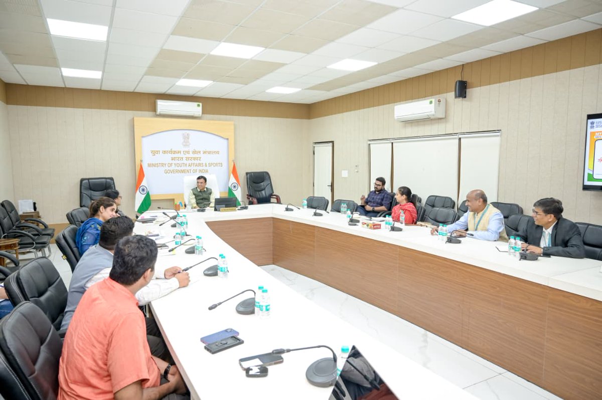 MYBharatHQ's tweet image. Hon’ble Minister of Youth Affairs &amp;amp; Sports, Dr. Mansukh Mandaviya, launched the MY Bharat Mobile App on 30th Sep 2025 in New Delhi. 
Available on Play Store &amp;amp; App Store, It empowers youth to learn, volunteer &amp;amp; contribute to Viksit Bharat@2047
#MYBhara

@YASMinistry @_NSSIndia