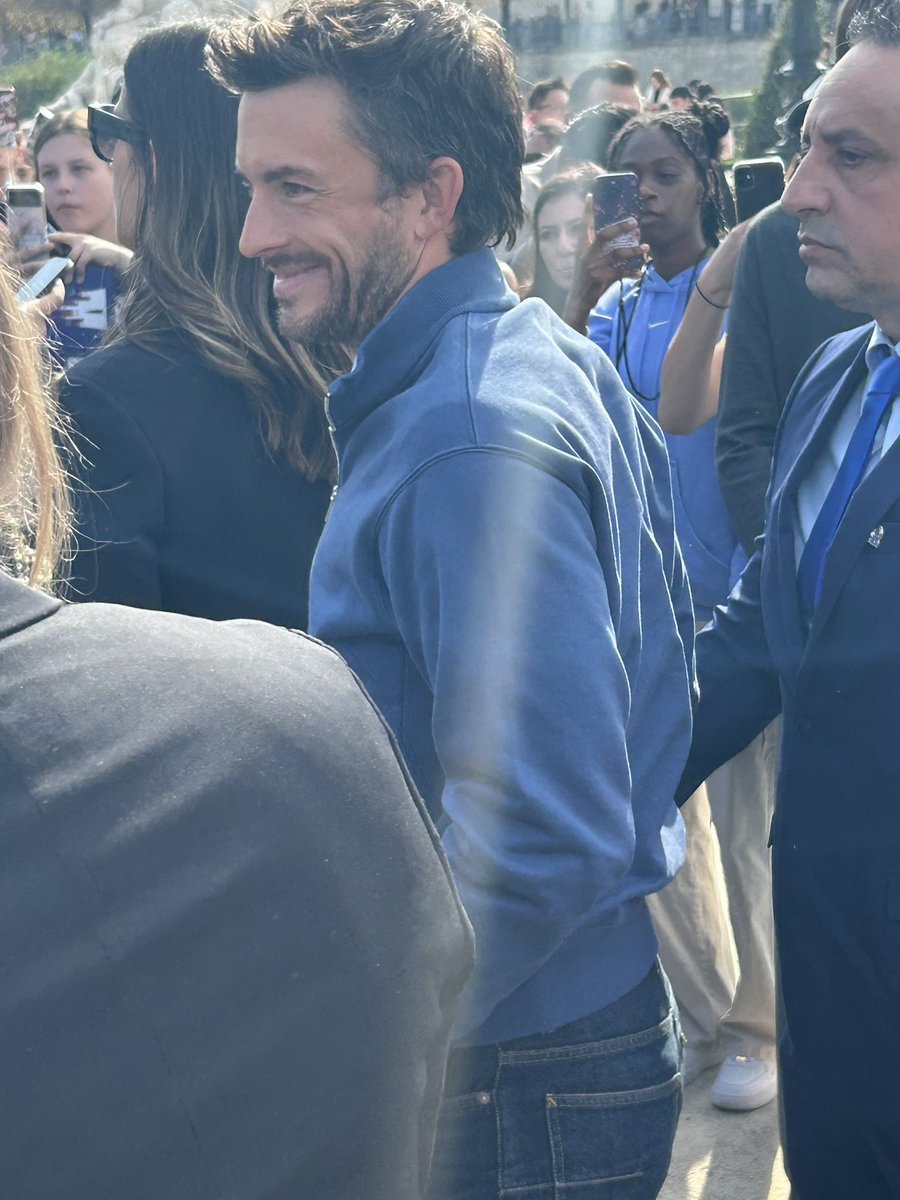 httpskooksgirl's tweet photo. Jimin was I. The other side… so I didn’t see himBUT I SAW JONATHAN BAILEY😭😭 https://t.co/yS2pKc8Pvf