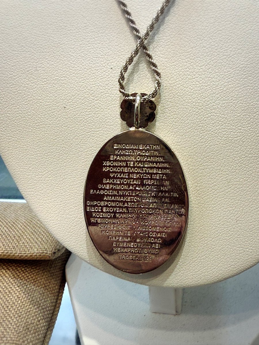 ギリシャで買った神話アクセサリー。ここは本当にすごかった。 ヘカテ