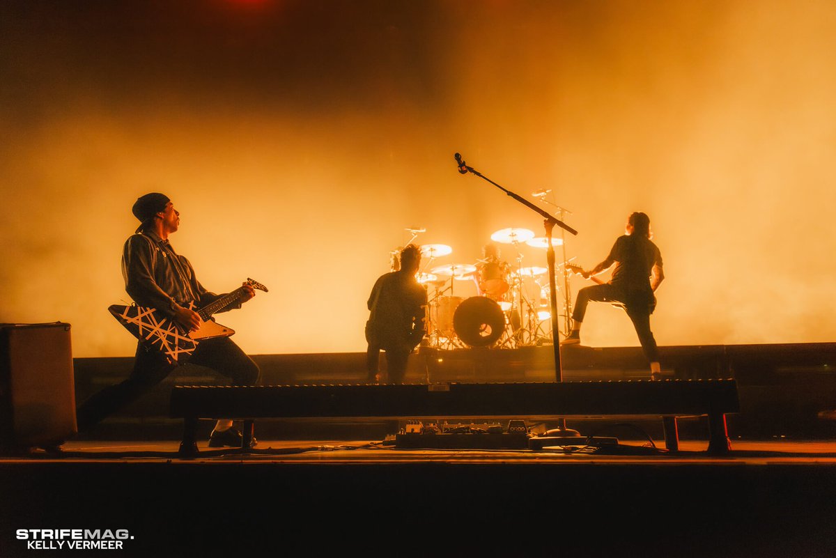 StrifeMagazine's tweet photo. CONCERT REVIEW:
We saw Pierce The Veil earlier this week on their stop in Amsterdam!

Check out our review and photos below ⬇️ https://t.co/fwvm5epe21