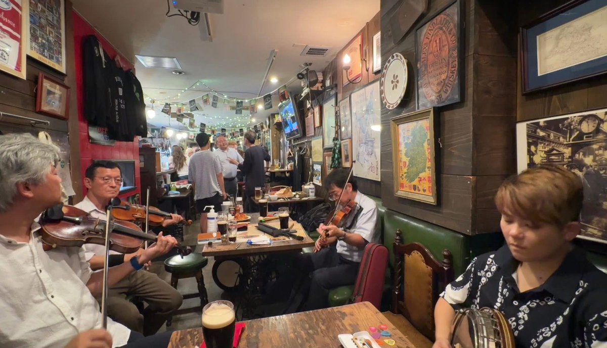 fukafukakenken's tweet photo. 2025年10月のGan Ainm Session at Yoyogi An Solasは8日です!
代々木An Solas
〒151-0051 Tokyo渋谷区千駄ヶ谷5-22-3
完全オープンのアイルランド音楽セッションです。
ホスト: #深江健一(ギター)/#大渕愛子(フィドル)
#irishmusic
#ansolas
#aikoobuchi
#kenichifukae
#itm https://t.co/I37zJTQUr2