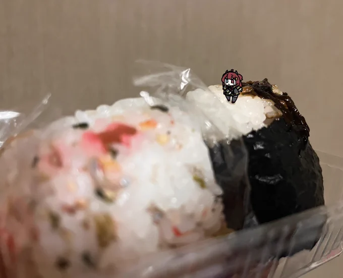 ロアちゃんコーヒーを飲む 今日は国際コーヒーの日らしいけどロアちゃんコーヒー飲んだ? コーヒーの味わい深い苦さは染みるよね 砂糖が入ったのもまた違った良さもあったり ロアちゃんはどんなコーヒー好き? 眼鏡かけて今日はコーヒーだ! ロアちゃんに美味しいコーヒーを〜 今日飯 #ロアート