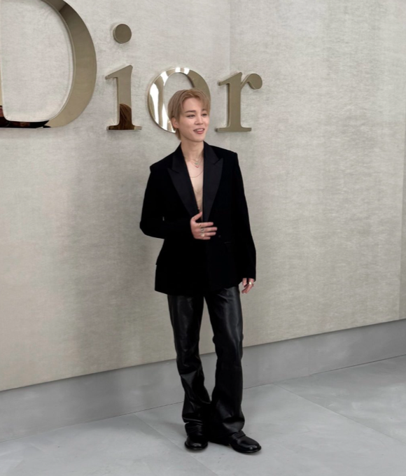 BIZBoost's tweet photo. Jimin was a living daydream at the Dior Fashion Show 🌸✨ https://t.co/XaTV0VoOzl