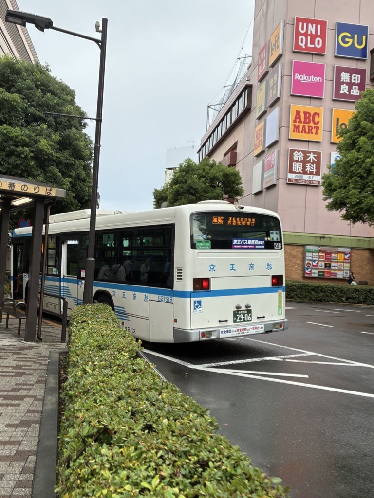 komae2058's tweet photo. 武蔵境行ったらこれ来て横転 https://t.co/kDuwyiLXmO