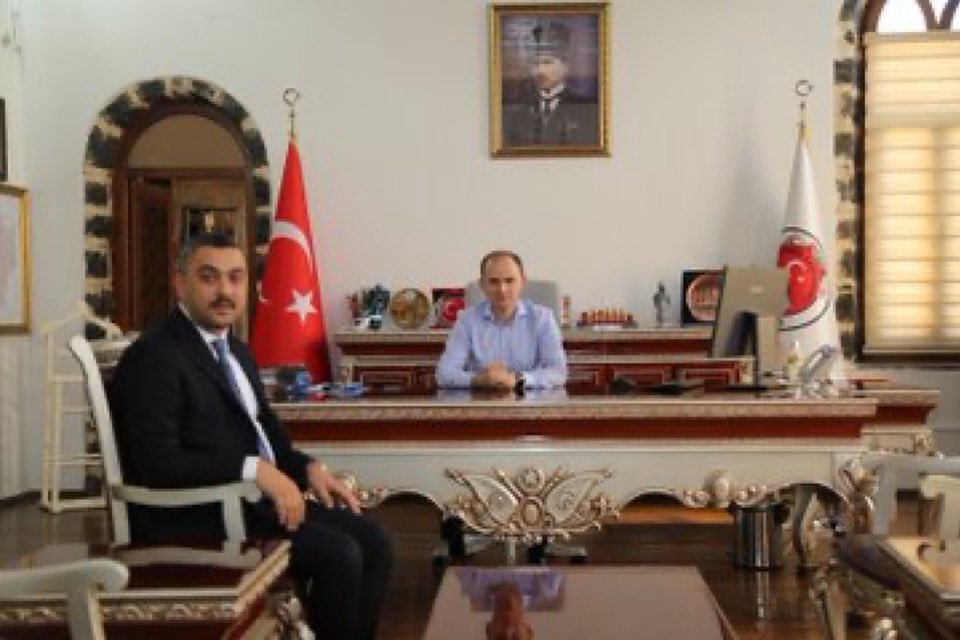 Siverek Kaymakamı Sn. Salih SAK bey i ziyaret edip,Yeni görevinde başarılar diledik…

Nazik misafirperverlikleri adına Sayın Kaymakamımıza teşekkür ederiz… <a href="/E_SemihYalcin/">E. Semih Yalçın</a> <a href="/profzuhaltopcu/">Prof.Dr. Zühal TOPCU</a>