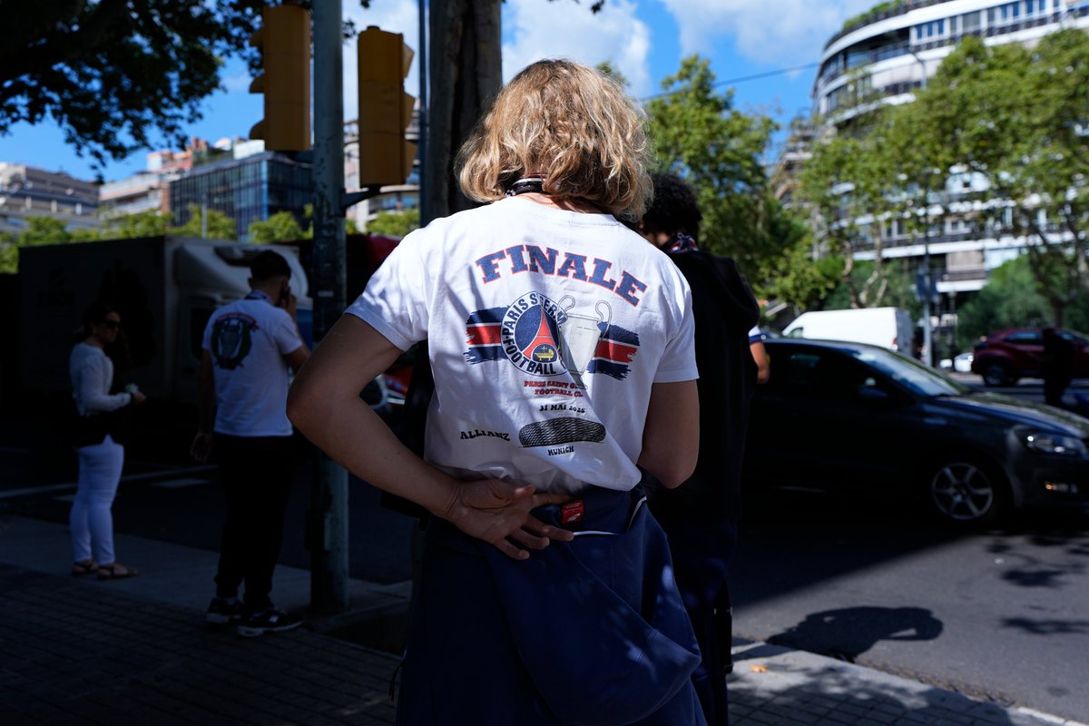 Paris Saint-Germain (@psg_inside) on Twitter photo Les supporters Rouge et Bleu se préparent pour le match de ce soir ! 💪🔴🔵
#FCBPSG I #UCL Les supporters Rouge et Bleu se préparent pour le match de ce soir ! 💪🔴🔵
#FCBPSG I #UCL