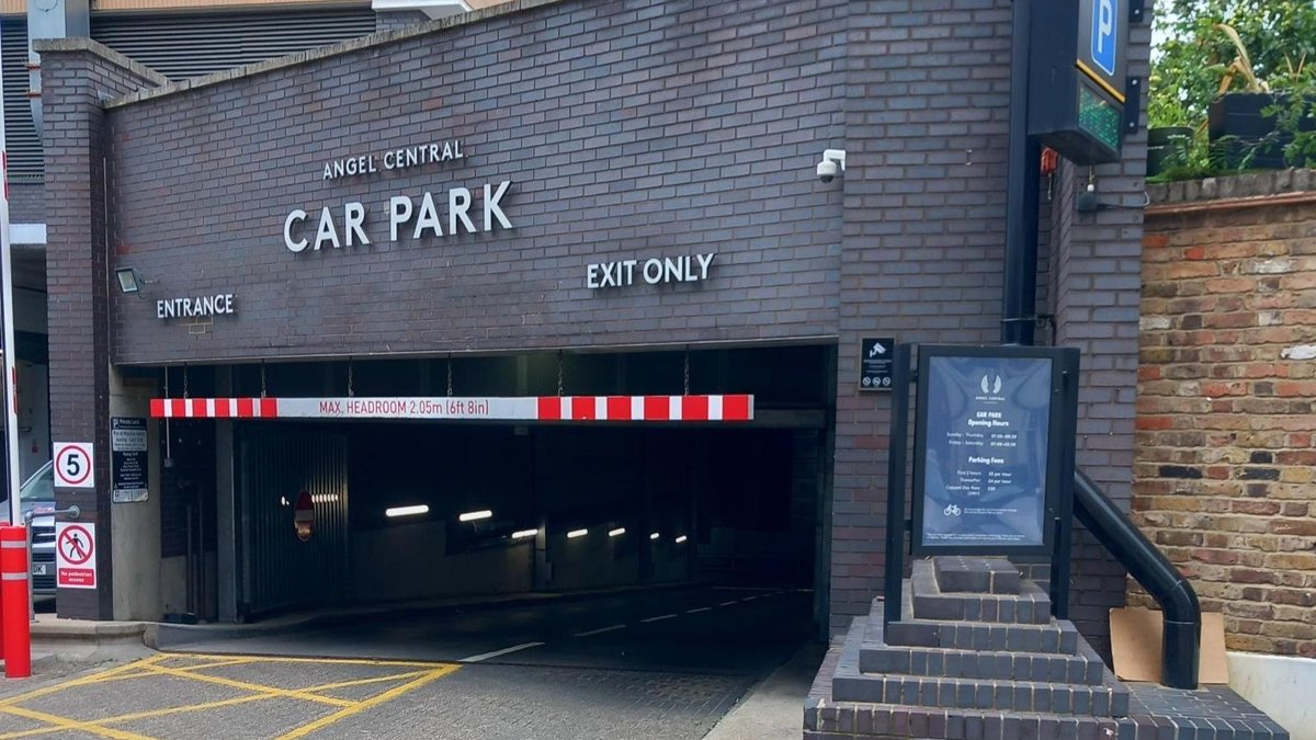 #TheMet within communities tweet media