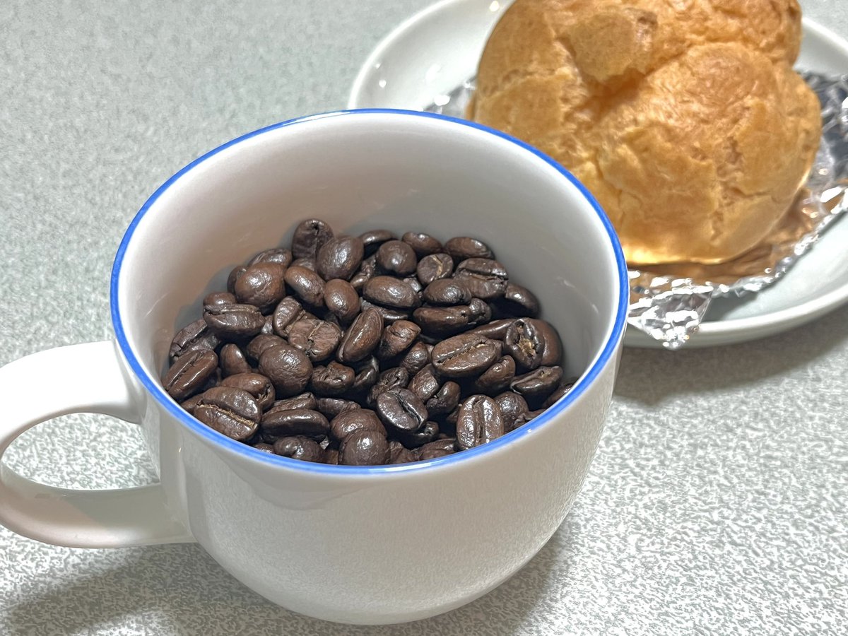 くぅぅ我慢できないっ！_:(´ཀ`」 ∠):

今日は #コーヒーの日 ということで、当店オリジナルブレンドの写真をお見せいたします。

ブロッコリーブレンドと
カリフラワーブレンドです(仮)

みなさまにお届けできる日も、近い…！