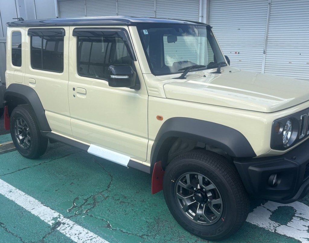 bari1173's tweet photo. ジムニーノマド納車。初めてのスズキ車。白と赤もまじでかっこいい。今日から俺はジムニーフリーク仲間入り。　
#ジムニー　#ノマド　
#ジムニーノマド https://t.co/lVlvD2bH5g