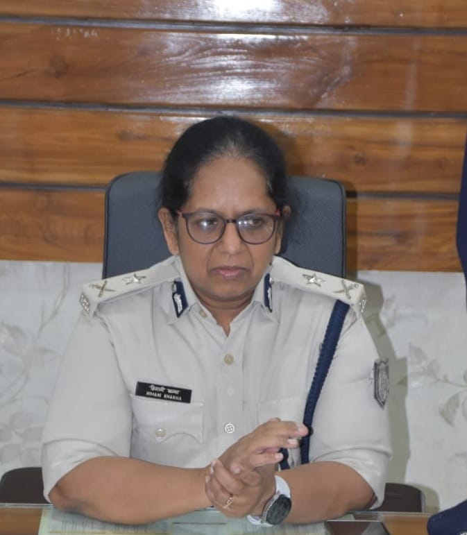 sagarjdjs's tweet image. ➡️ पुलिस महानिरीक्षक श्रीमती हिमानी खन्ना ने विजयदशमी पर्व के अवसर पर समस्त नागरिकों को हार्दिक शुभकामनाएं प्रेषित की हैं।उन्होंने कहा कि यह पर्व बुराई पर अच्छाई की विजय का प्रतीक है, जो हमें नैतिक मूल्यों, सत्य और न्याय के मार्ग पर चलने की प्रेरणा देता है।

#jansamparkMP #sagar