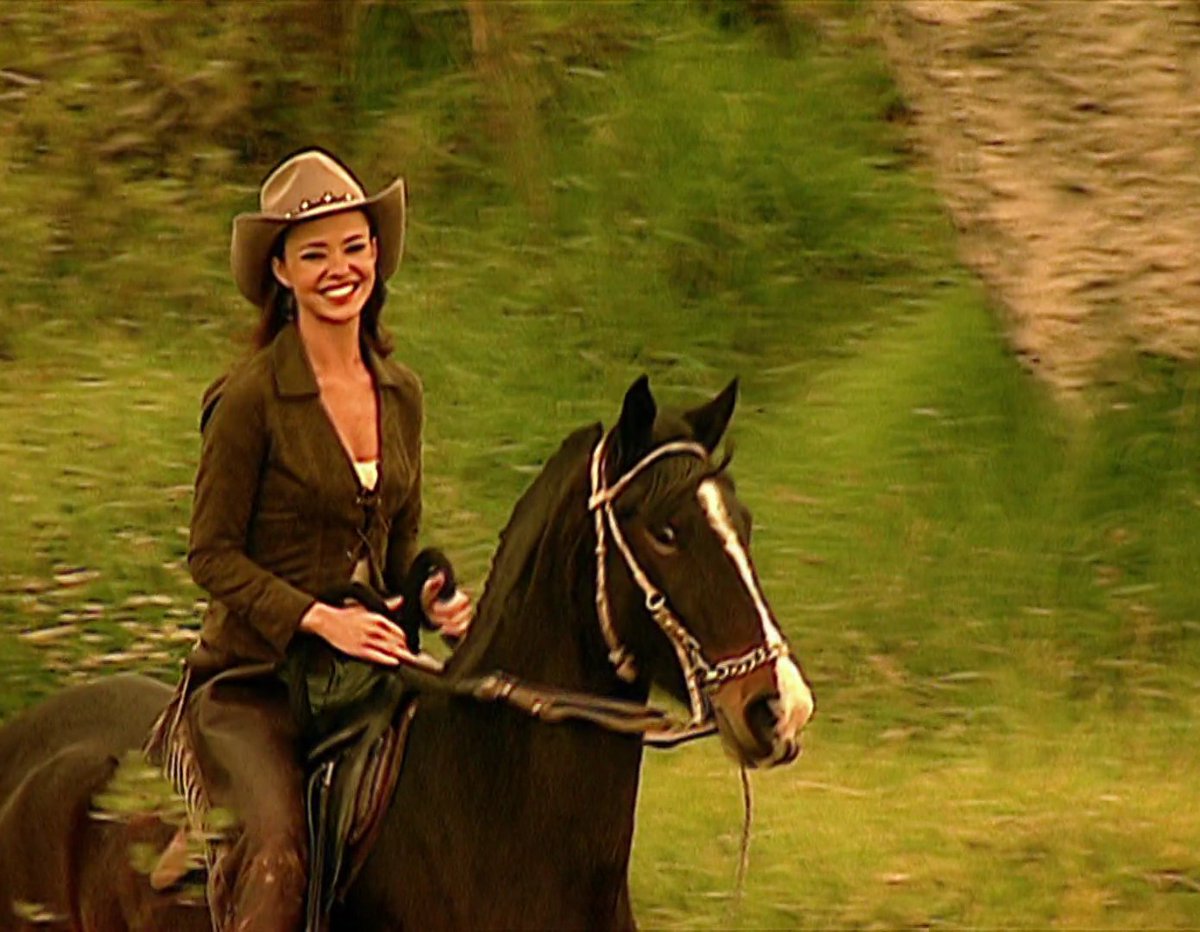 PasdeGavilanes's tweet photo. #PasiónDeGavilanes #PDG83 Sarita marcha al encuentro de Franco. https://t.co/H35TG7FYes