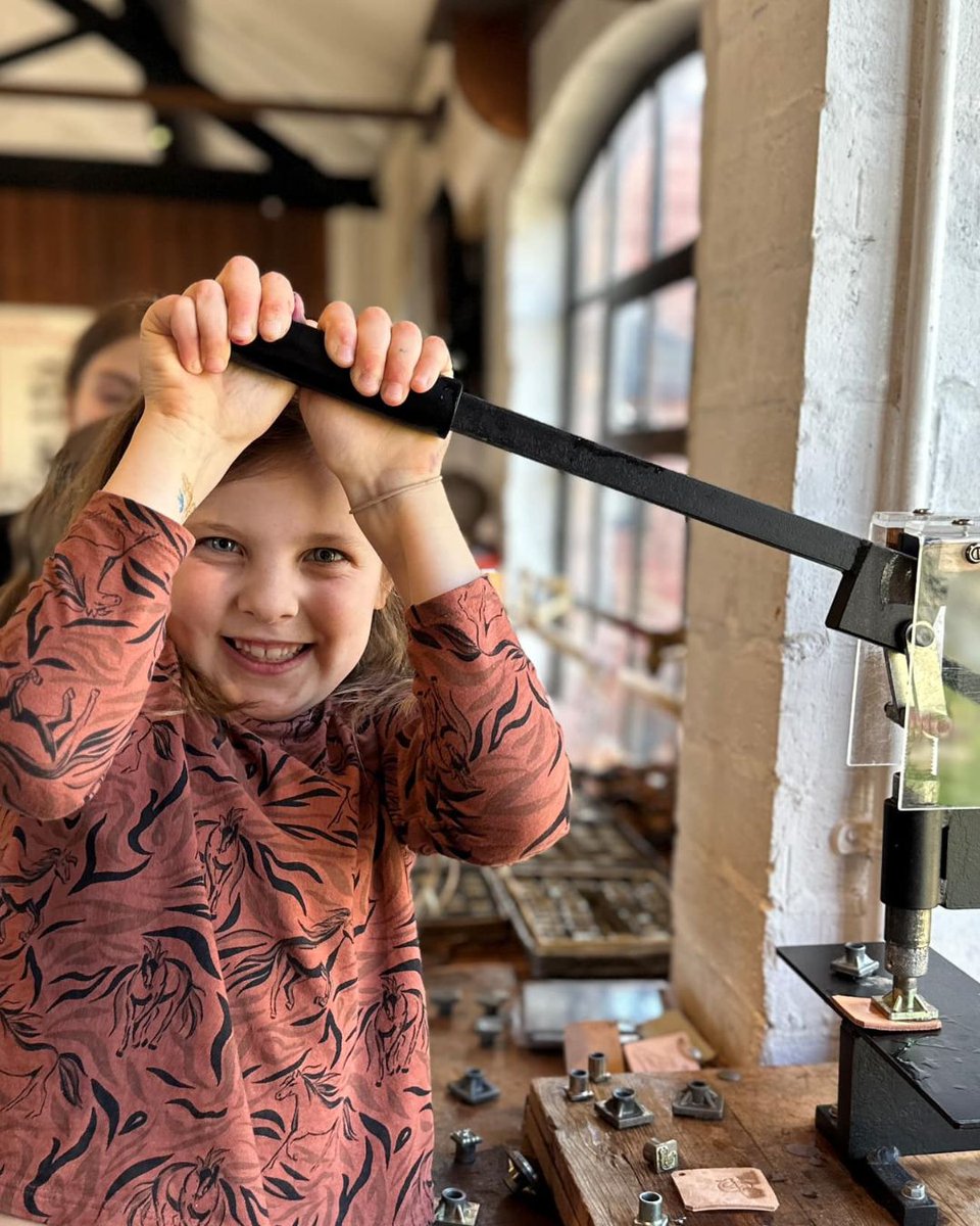 This October join us for 'Leather Women', a new theatre work-in-progress that draws upon oral histories of diverse working-class women in Walsall leather factories; listen to some fabulously spooky stories from Jenna Catton &amp; make a hand-stitched bat! 
👉 go.walsall.gov.uk/events?categor…