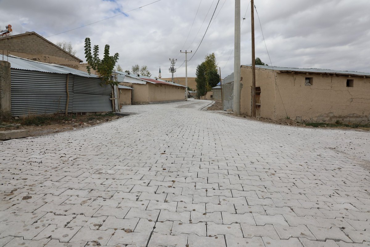 ✨Özalp Belediyesi’nden Y. Ayazca Mahallesi’ne Parke Çalışması 

🚧 Fen İşleri Müdürlüğü ekiplerimiz, Y. Ayazca Mahallesi’nde kilitli parke taşı döşeme çalışmalarını aralıksız sürdürüyor.  
Katılımcı yerel yönetim anlayışımızla mahallelerimizin ihtiyaçlarını birlikte tespit