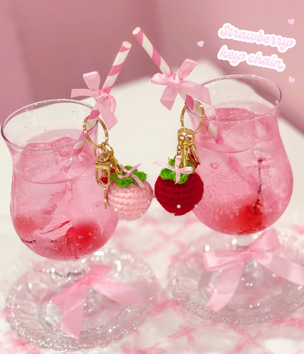 10月3日(金)から、ピンクのソーダといちごのキーホルダーの販売を開始いたします🍓

ピンクのソーダは10月限定、いちごのキーホルダーは数量限定となります！
いちごのキーホルダーの種類はお選びいただけます...♡ソーダと一緒に撮ると可愛くて映えまちがいなし♡ご友人とのおそろいにも💌