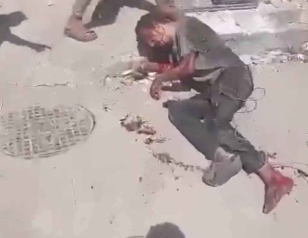 AbujomaaGaza's tweet photo. 🚨Four people have been killed and 14 others wounded in Israeli bombing of homes west of Al Shifa Hospital in Gaza City 

🚨Two people have been killed in Israeli bombing of people in Al Zawaideh area, south of the Gaza Strip https://t.co/kzlW7J2LhQ
